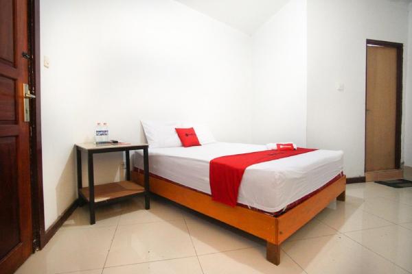 RedDoorz near Mal Abepura, Reservar Casa de hóspedes Jayapura Papua