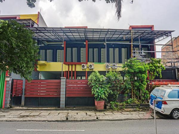 OYO 90166 Marsya Prima Syariah Hotel, Reservar Hotel Hotéis em Jakarta Province com piscina, Piscina