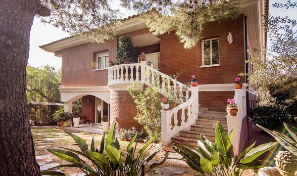 TarracoHomes, Villa Cala Crancs con Piscina Privada y Mesa de Billar, Reservar Vila Hotéis em Tarragonès com estacionamento, Estacionamento