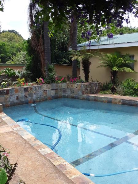 Fatties and Monies Guesthouse, Reservar Apartamento Hotéis em Mpumalanga com Piscina, Piscina