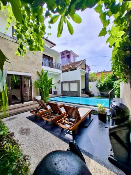 Pondok DEWI Villa - LEGIAN - 6 Bedroom Villa - Great Location, Reservar Vila Hotéis em Bali com piscina, Piscina