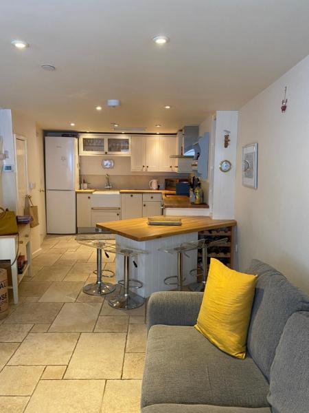 Reduced rates for this month! Beautiful cottage, 3 stories high with upstairs courtyard and set in an amazing location! The fantastic newly developed Town Mill with restaurants and craft shops on your doorstep Also only 2 minutes to the sea! , Sleeps 4, Reservar Casa de férias Casas de Campo em Merseyside, Casa de campo / Cottage