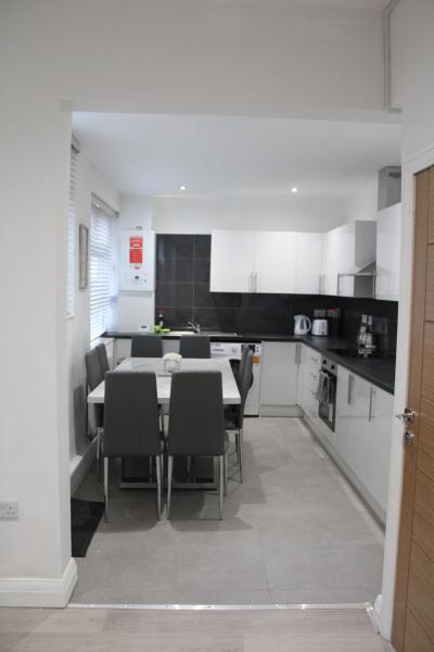 Beautiful, Spacious, Old Trafford home, Reservar Casa de férias Vilas em Trafford, Vila