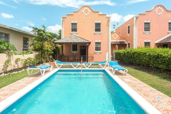 2-Story Townhome with Private Pool, Ideal for Group!, Reservar Casa de férias Christ Church 