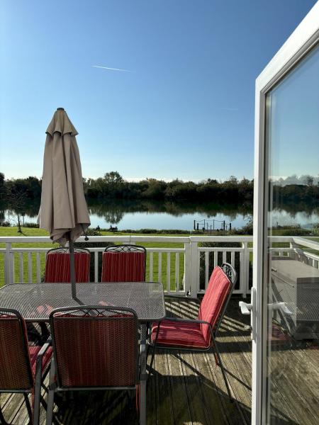 Dog-Friendly Lakefront Escape w Brand New Decking, Reservar Casa de férias Casas de campo em Merseyside, Casa de campo / Cottage