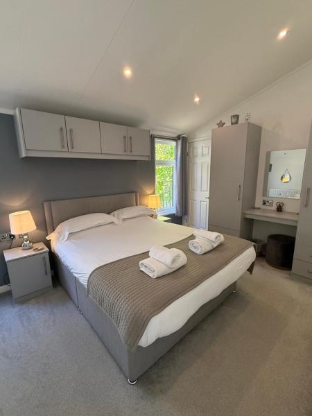 Fox Lodge at Owlet Hideaway - with Hot Tub, Near York, Reservar Casa de férias Casas de campo em Merseyside, Casa de campo / Cottage