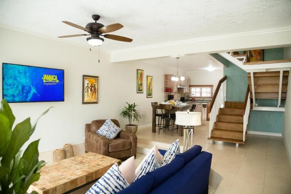 Choose To Be Happy at Surbiton Square - Two Bedroom Townhouse, Reservar Vila Casas de Campo em Kingston, Casa de campo / Cottage