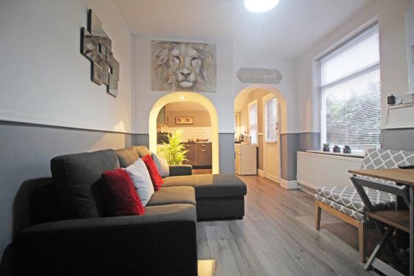 Panton Road - Modern Classic Terrace, Reservar Casa de férias Chester 