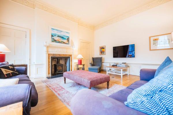 Large 3-Bed Property Walk to Waverley, Reservar Casa de férias Casas de campo em Edimburgo, Casa de campo / Cottage