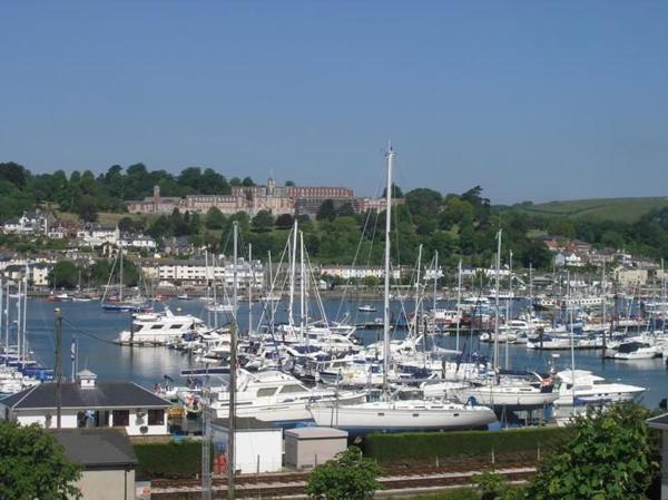 Shipwrights - Views across the Marina and River Dart, perfect bolthole, Reservar Casa de férias Kingswear Devon