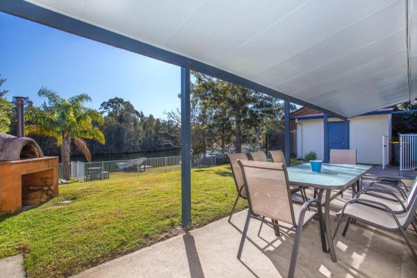 Waterfront Wonder - lakeside home w. private jetty, Reservar Casa de férias Manyana Nova Gales do Sul