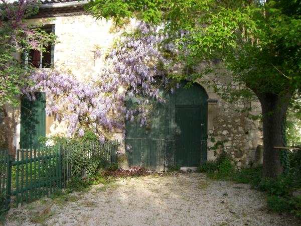 Maison charmante avec terrasse et jardin à Noves, Reservar Casa de férias Hotéis em Noves com estacionamento, Estacionamento