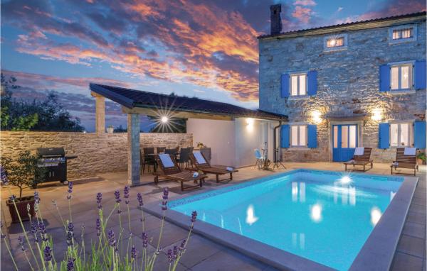 Lovely Home In Peruski, Reservar Casa de férias Hotéis em Peruški com piscina, Piscina