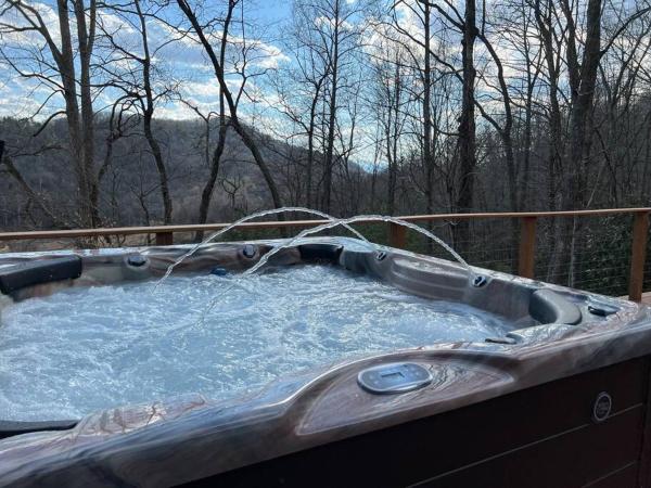 Wonderful cabin tucked in the woods /w Hot tub, Reservar Casa de férias Mountain City Tennessee