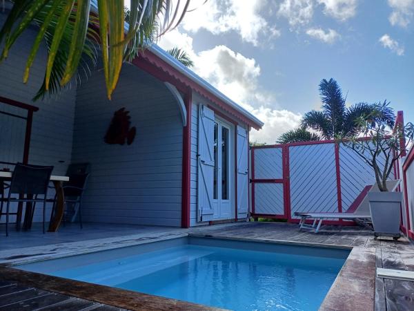 Caraïbes Cottage Grenat piscine privée 900m de Grande anse, Reservar Casa de férias Hotéis em Basse Terre com Piscina, Piscina