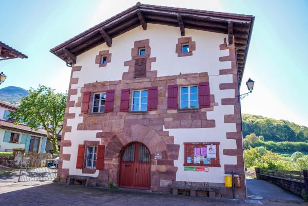 Amaiurko Aterpea, Reservar  Maya del Baztán 