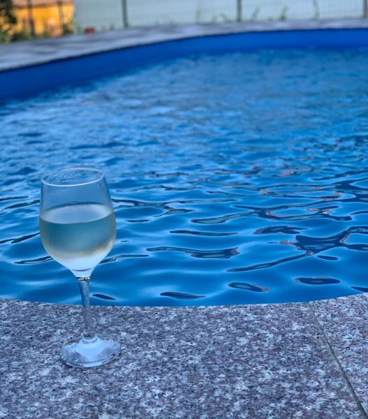 White Luxury Cottage- Mátrai Vadászház 4, Reservar  Hotéis em Nograd com piscina, Piscina