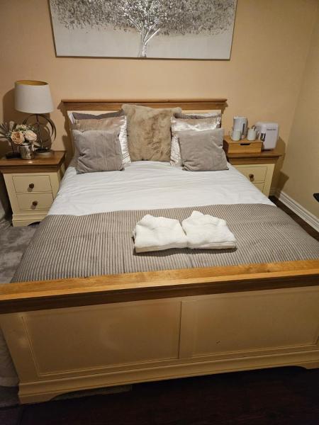 Elite Room at New Forest Village, Reservar  Robin Hood West Yorkshire