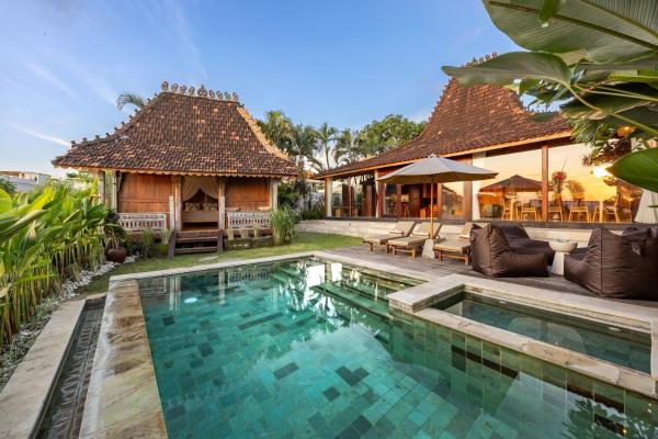 Charming 2BR Wooden Villa with Lush Garden Oasis by Santi Management, Reservar  Hotéis em Bali com piscina, Piscina