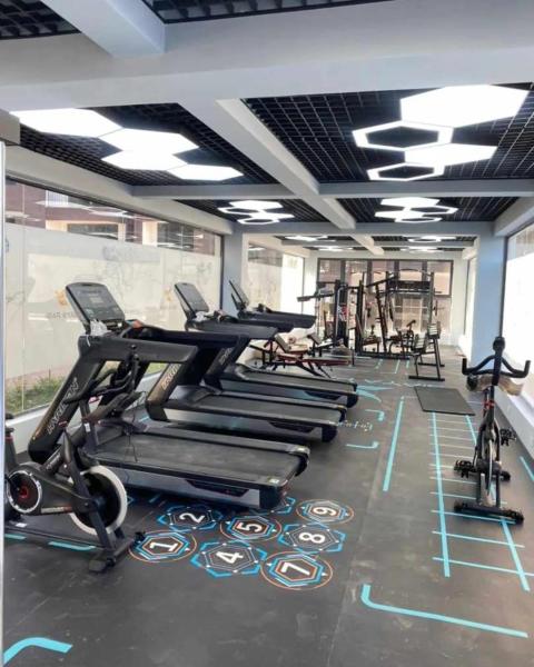 luxury living one bedroom apartment with fully equipped gym heated swimming pool children playing ground and a relaxing rooftop with amazing city views, Reservar Apartamento Hotéis Baratos em Nairobi