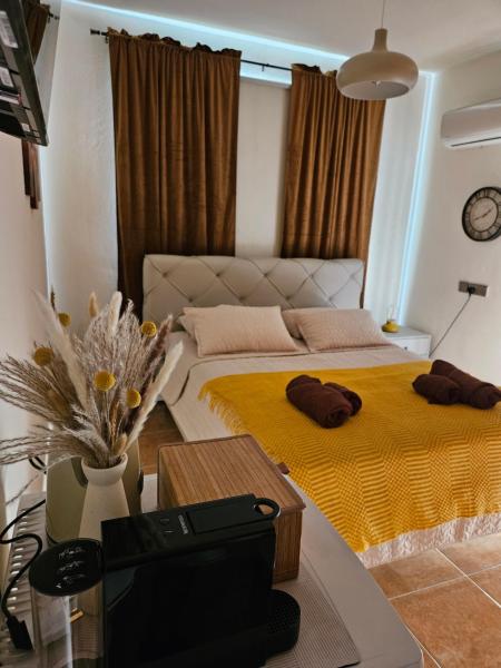 ROOMS by Emmelia Group, Reservar  Paphos City Pafos