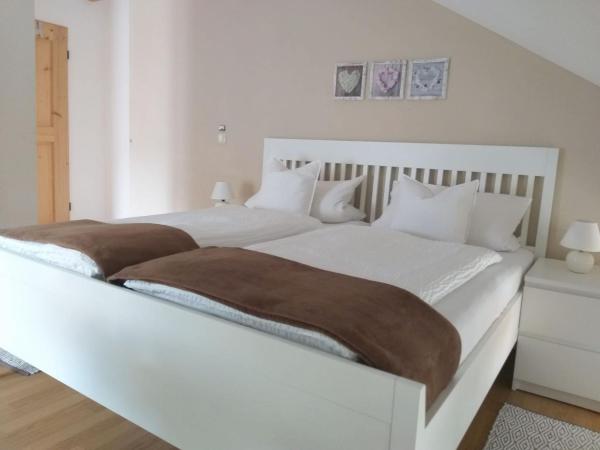 Zimmervermietung Huber, Reservar  Vogtareuth Baviera