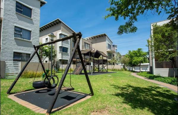 Live Easy, Home away from Home, Reservar  Sandton Gauteng