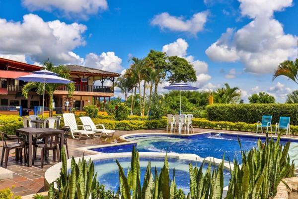 Finca Hotel los Alpes, Reservar  Hotéis em Santander com Piscina, Piscina