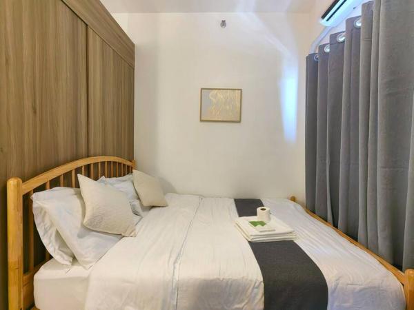 1BR Condotel with Balcony at FAME Residences #FM55, Reservar  Hotéis em Luzon com Estacionamento, Estacionamento