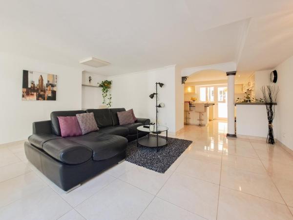 Spacious modern apartment in peacefull Las Coloradas, close to Papagayo Beaches, Reservar  Hotéis em Lanzarote com Estacionamento, Estacionamento