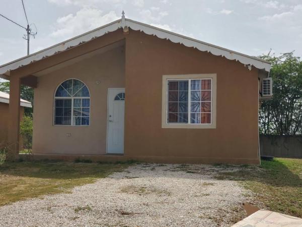 1-Bed House Sleeps 2 in Secure Community, Reservar  Old Harbour Jamaica