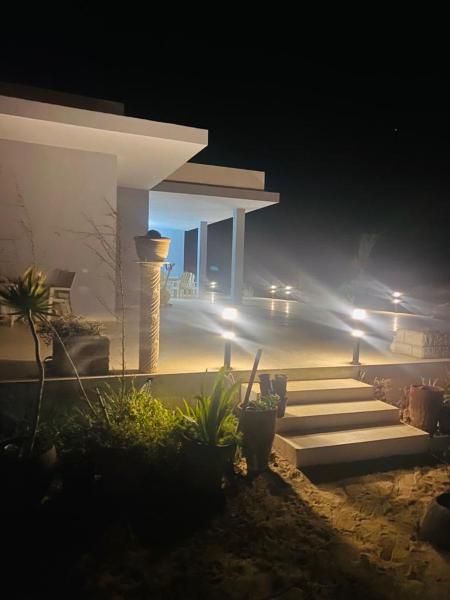 Beach house wing in kerkennah island. Fully equipped place for 4 guests and peaceful relaxing stay. Calm sea and beautiful sun rise that can be enjoyed straight on the beach or from the house terrace., Reservar  Ouled Yaneg Sfax