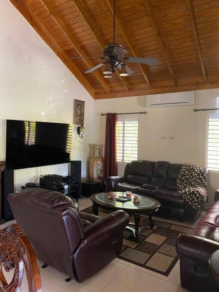 Sunset Palms & Villa Management Ltd, Reservar  Hotéis em Saint Ann Parish com piscina, Piscina