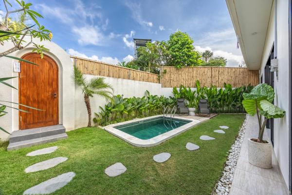 Pool Garden Private 2BR Villa - 10 min to Finns Beach Club, Reservar  Hotéis em Bali com piscina, Piscina