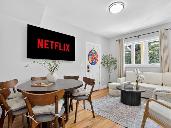 LUX Retreat Home with Yard, Reservar  Somerville Boston