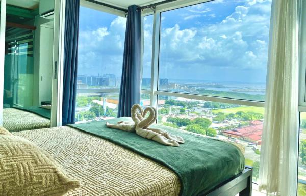 Stunning view staycation near MOA PICC WORLD TRADE CENTER AIRPORT LUNETA PARK MANILA OCEAN PARK QURINO GRANDSTAND, Reservar  Hotéis em Luzon com Estacionamento, Estacionamento