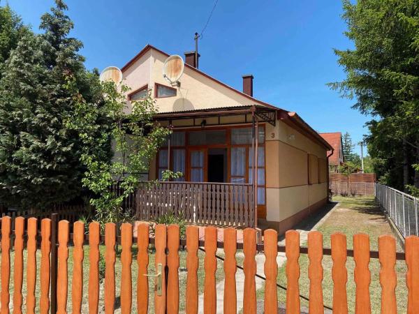 Holiday home in Balatonmariafürdo 19477, Reservar  Hotéis em Somogy com Estacionamento, Estacionamento