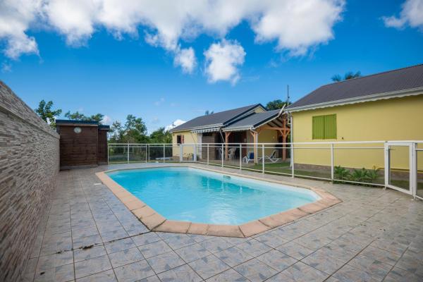 Villa Cannelle - Maison climatisée St-François, Reservar  Hotéis em Grande-Terre com piscina, Piscina