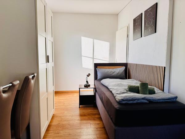Premium Quartier Merseburg - 6 Schlafzimmer - bis 12 Personen - Transporter-Parkplatz - WLAN, Reservar  Hotéis em Garz com Estacionamento, Estacionamento