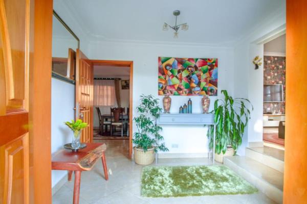 Tara Villa - Elegant 4-Bedroom Home in Buziga - Kampala, Reservar  Hotéis em Kampala com Estacionamento, Estacionamento
