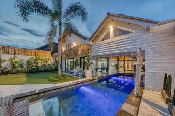 Serene 4BD Tropical Villa 5 Mins to Cemagi Beach, Reservar  Hotéis em Bali com Piscina, Piscina