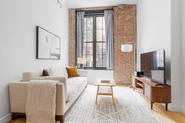 Blueground Ukrainian Village view nr Tompkins Square Park NYC-2072, Reservar  Lower East Side Nova Iorque