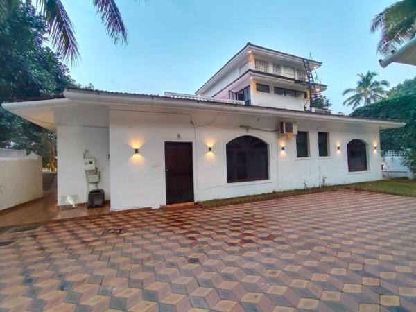 Villa Portuguesa 5 bhk calangute, Reservar  Calangute 