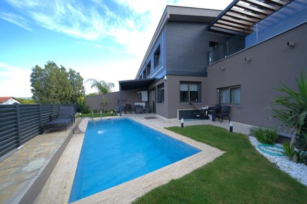 Luxury Villa in Urla Private Pool & Smart Home, Reservar  Hotéis em Özbek com piscina, Piscina