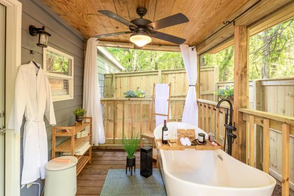 The Small Modern Villa Outdoor Tub-Unit B, Reservar  Madison Alabama