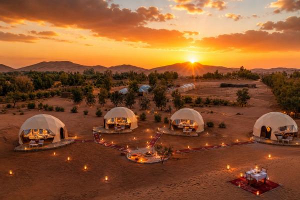 Luxury Sahara Desert Dome Camp Erg Chebbi Merzouga, Reservar  Hotéis em Meknes-Tafilalet com piscina, Piscina