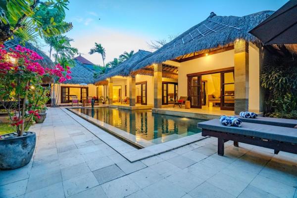 Villa Evelyne, Luxury Villa, Fully Staffed, Central Seminyak, Reservar  Hotéis em Bali com piscina, Piscina