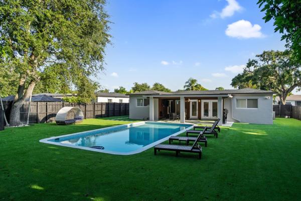 Tropical 4BR Villa with Pool, BBQ & Mini Golf Fun, Reservar  Gold Coast Heliport Florida