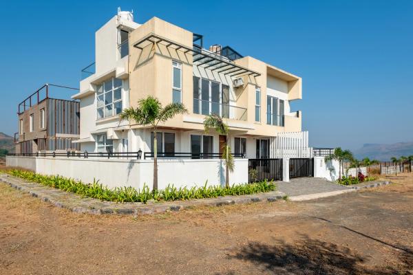 ELIVAAS White House 4-BHK Villa with Panoramic Hill Views, Glass Room, Outdoor Pool & Dam nearby, Reservar  Igatpuri 