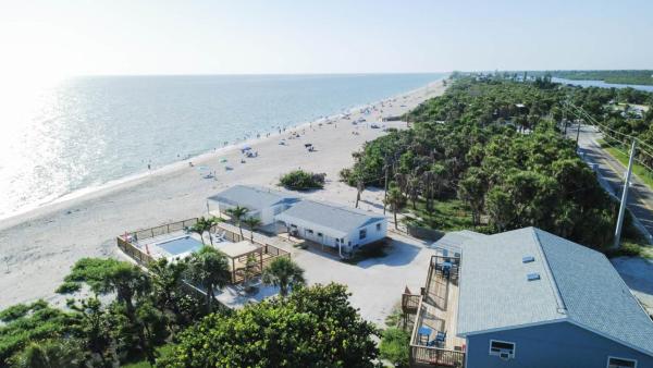 Seafarer Beach Resort - Ocean View with a Pool on the Beach, Reservar  Englewood Flórida